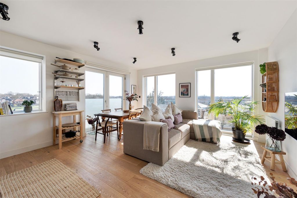 Property photo 1 of 28 Picture House Mews, E17