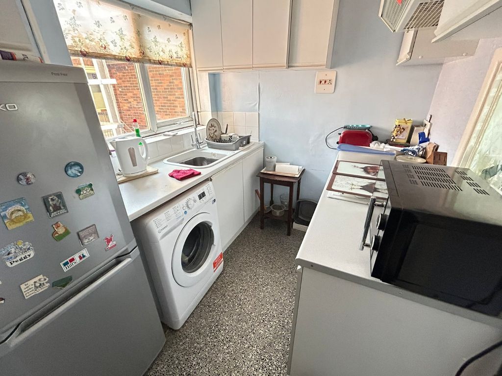 Property photo 3 of 7 Kitchen