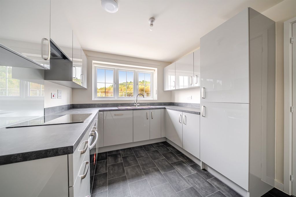 Property photo 3 of 17 Kitchen