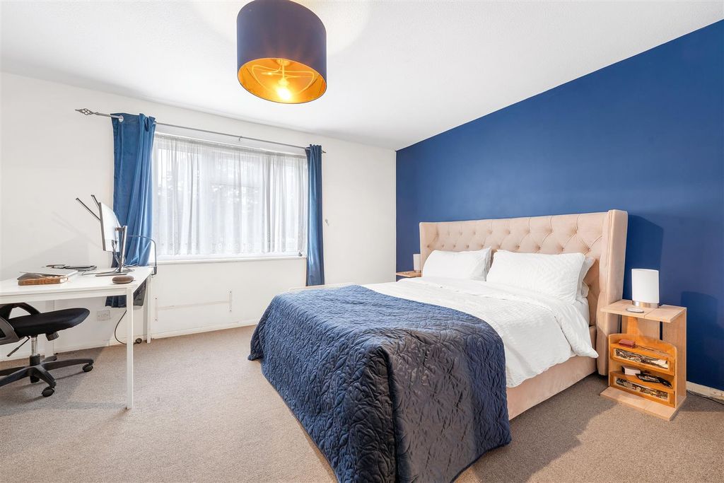 Property photo 3 of 10 Beeches Close-3.Jpg