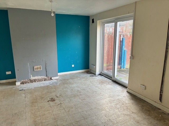 Property photo 3 of 10 Living Room