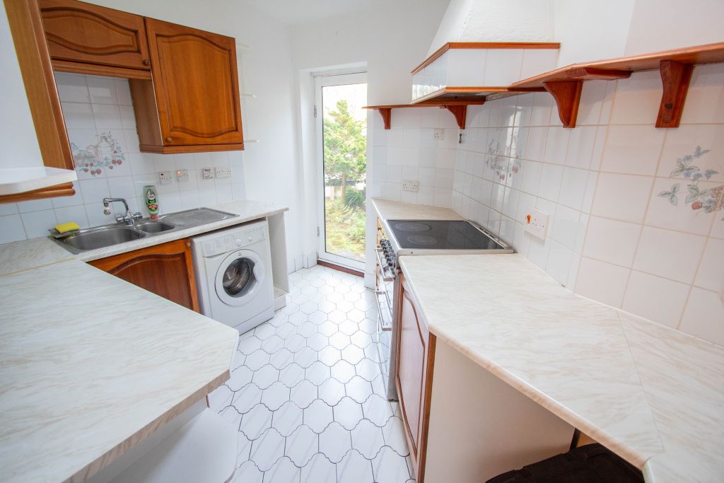 Property photo 2 of 9 Kitchen