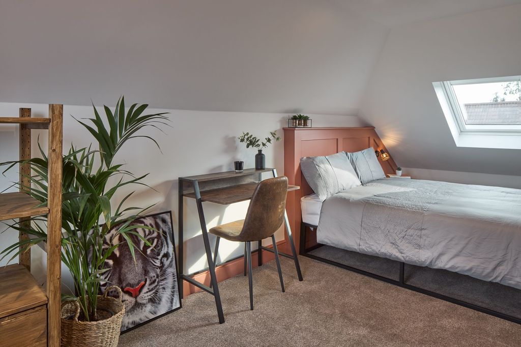 Property photo 1 of 14 Room 8