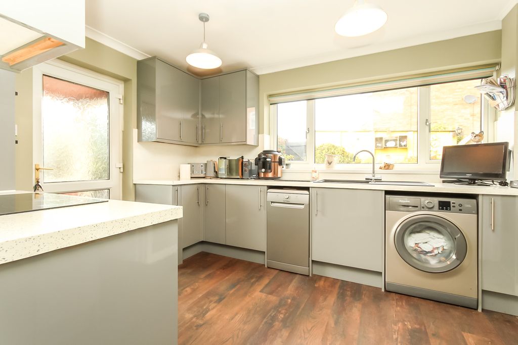 Property photo 2 of 11 Kitchen