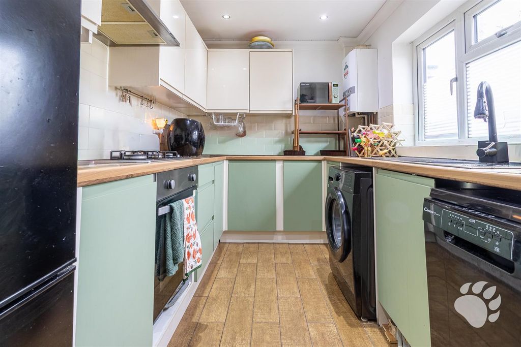 Property photo 3 of 17 Kitchen