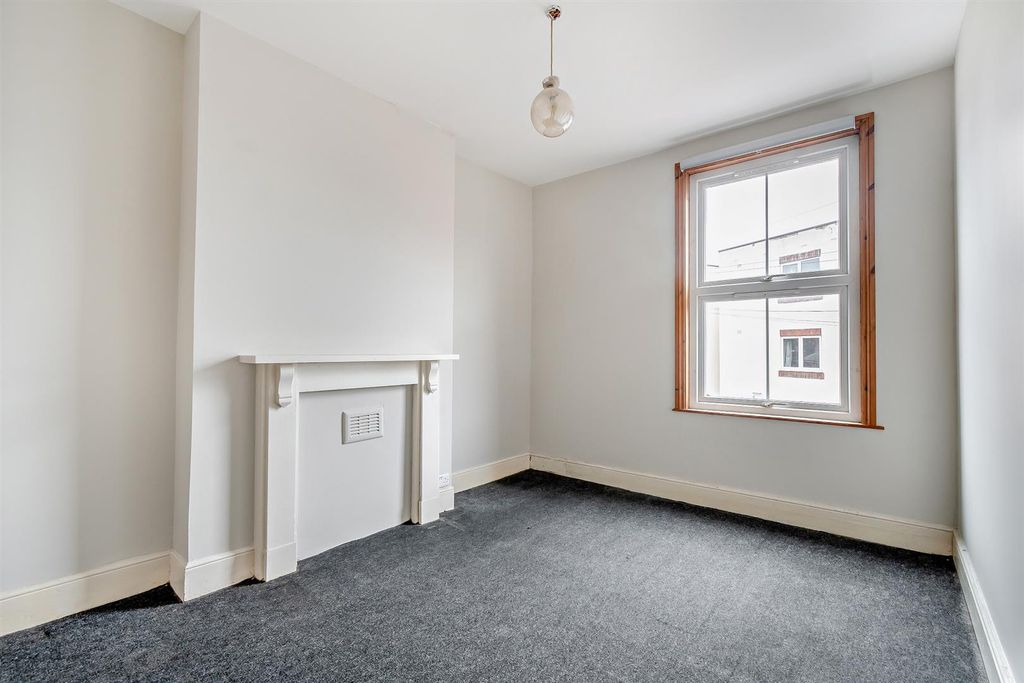 Property photo 3 of 8 8680148-Interior21-800.Jpg