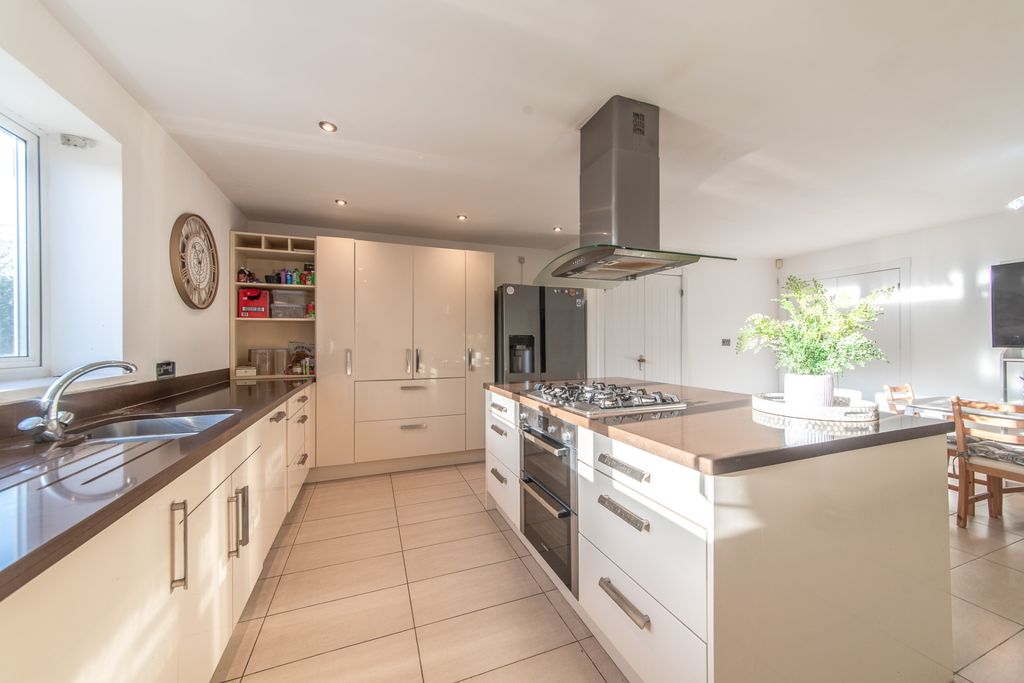 Property photo 2 of 28