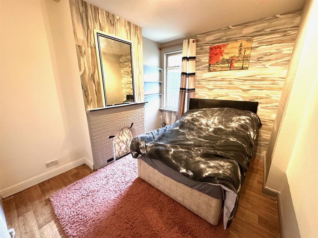 Property photo 2 of 6 Bed 2.Jpg