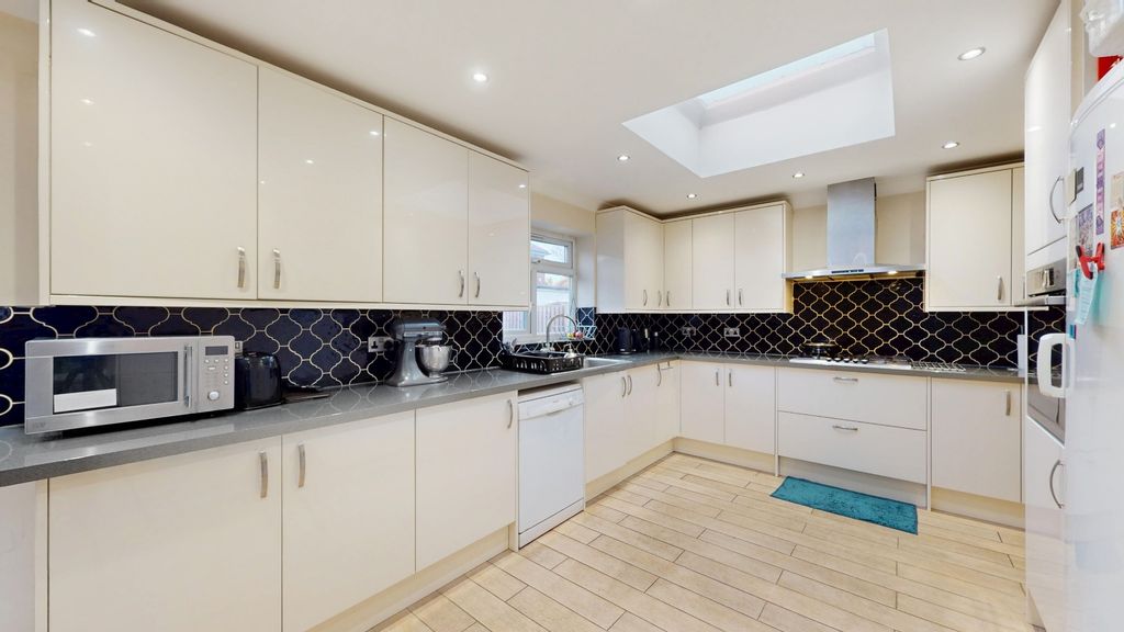 Property photo 2 of 13 5550812