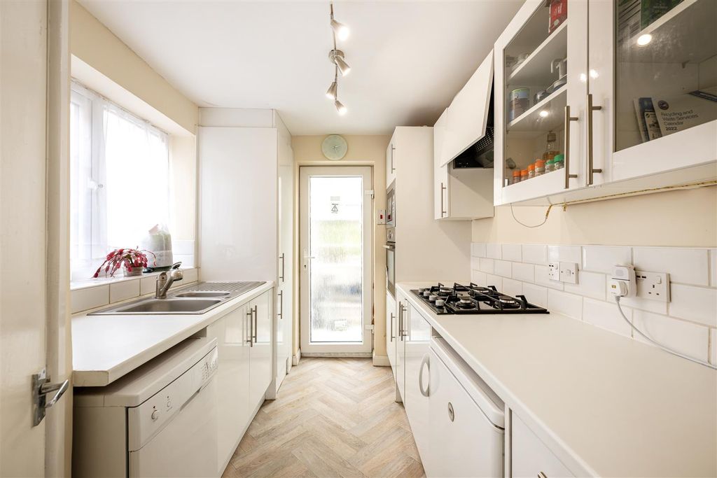 Property photo 3 of 11 Kitchen