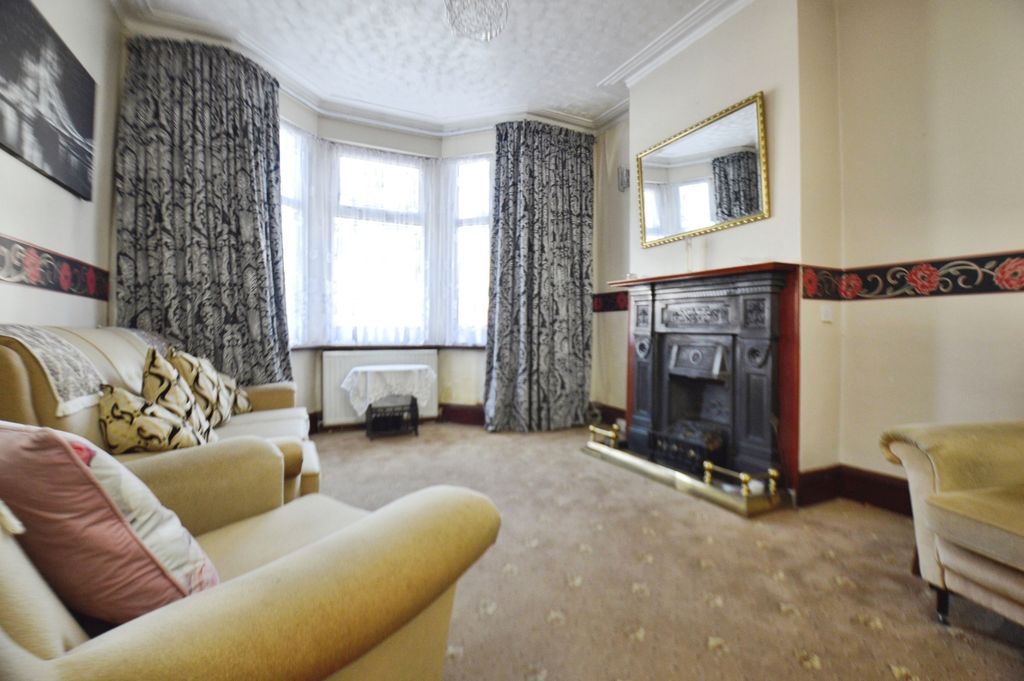 Property photo 2 of 19 Lounge