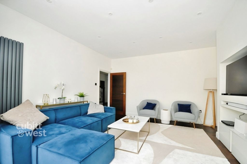 Property photo 2 of 15 Cfc28Ab8-Living