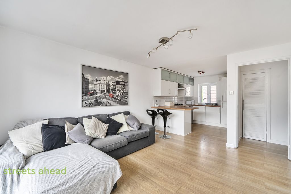 Property photo 3 of 22 A0B189E2-A672-48A...