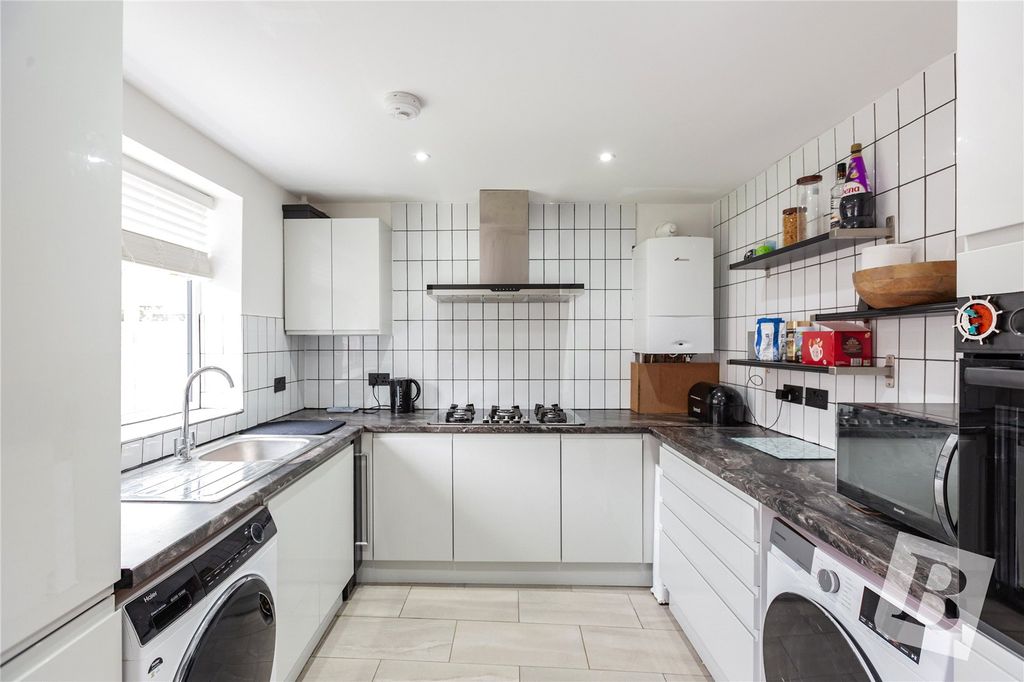 Property photo 3 of 19 Kitchen