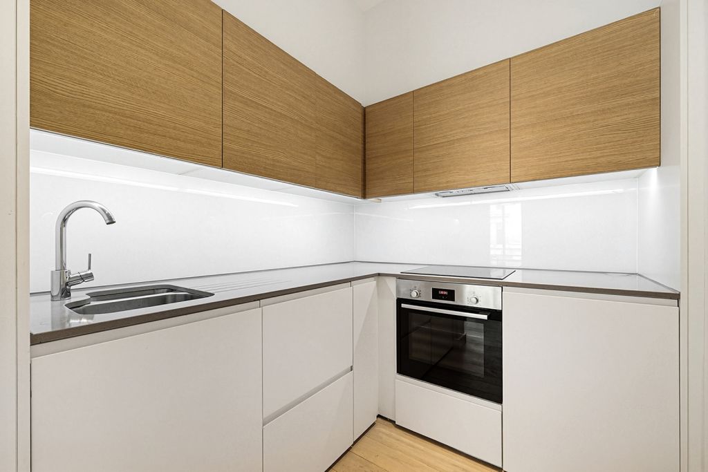 Property photo 2 of 7 Flat 1, 234 Regen...