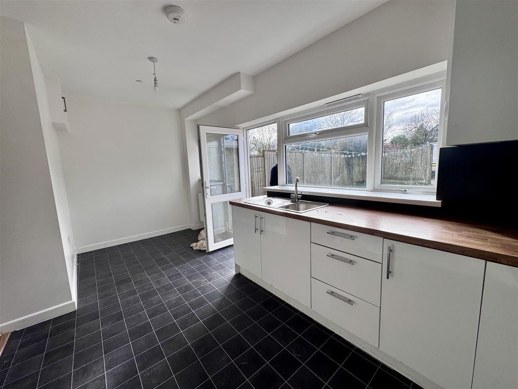 Property photo 3 of 17 Kitchen