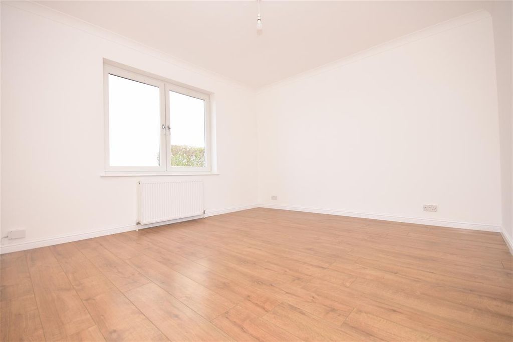 Property photo 2 of 32 Lounge