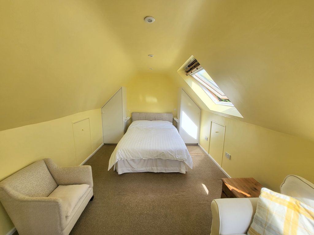 Property photo 2 of 9 Bedroom Area