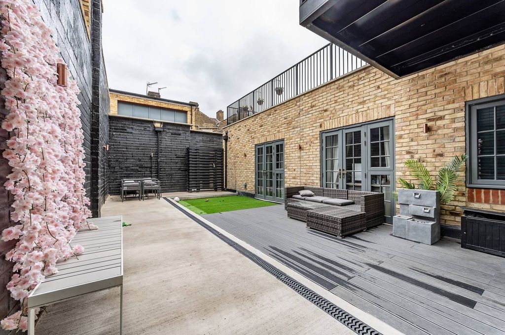 Property photo 1 of 32