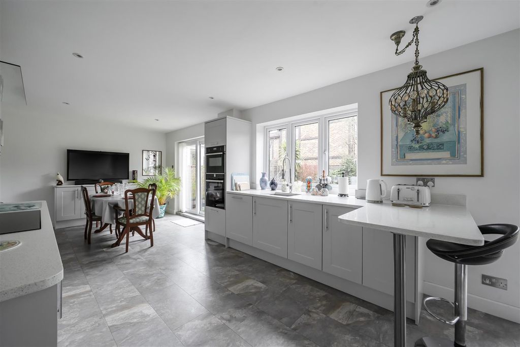 Additional image 11 of 4 bed detached house for saleShrublands Drive, Lightwater GU18