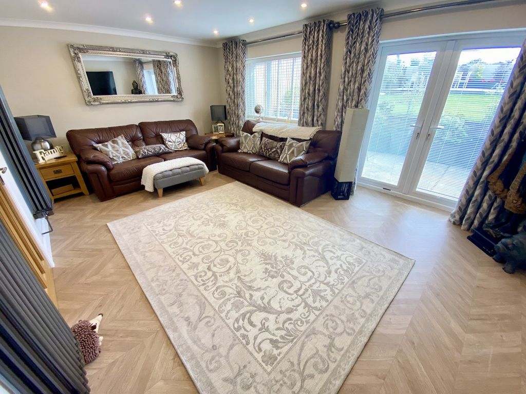 Property photo 2 of 18 Lounge