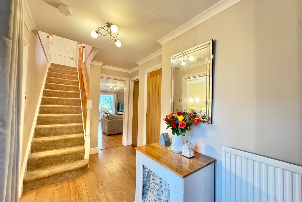 Property photo 2 of 20 Entrance Hall
