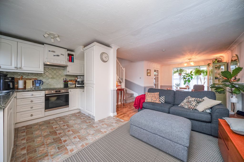 Property photo 3 of 18 22-Morris-Court-06056