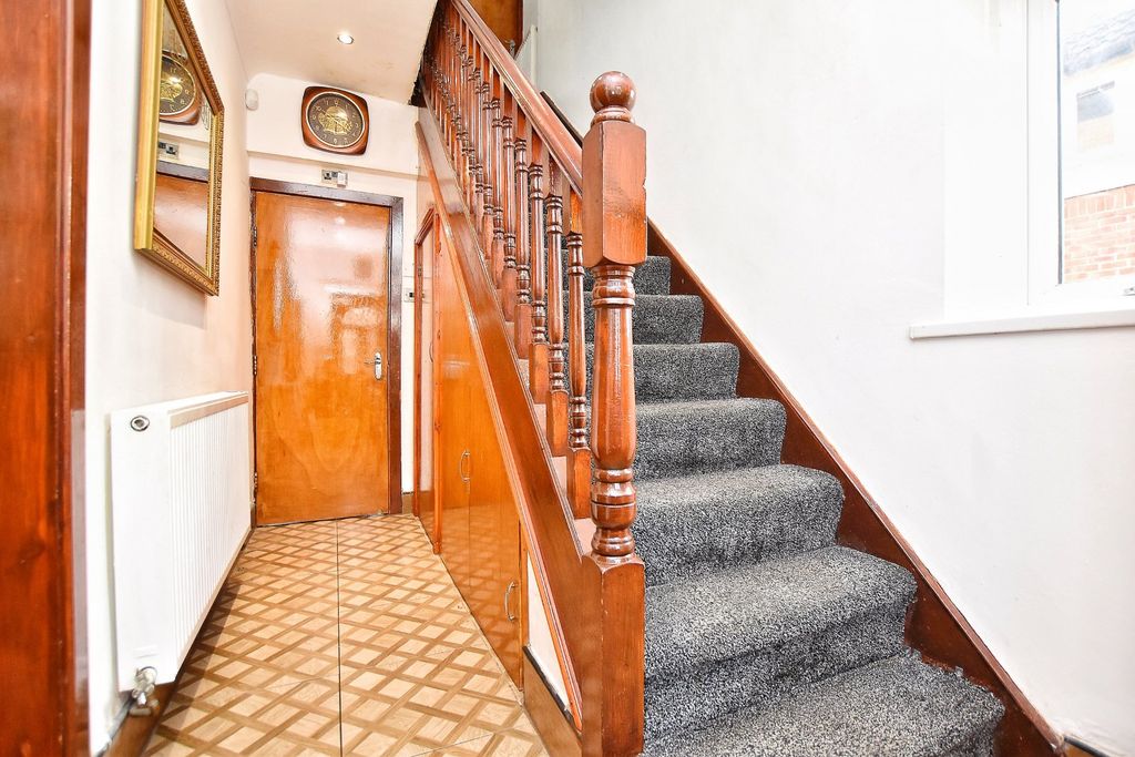 Property photo 3 of 21 Entrance Hall