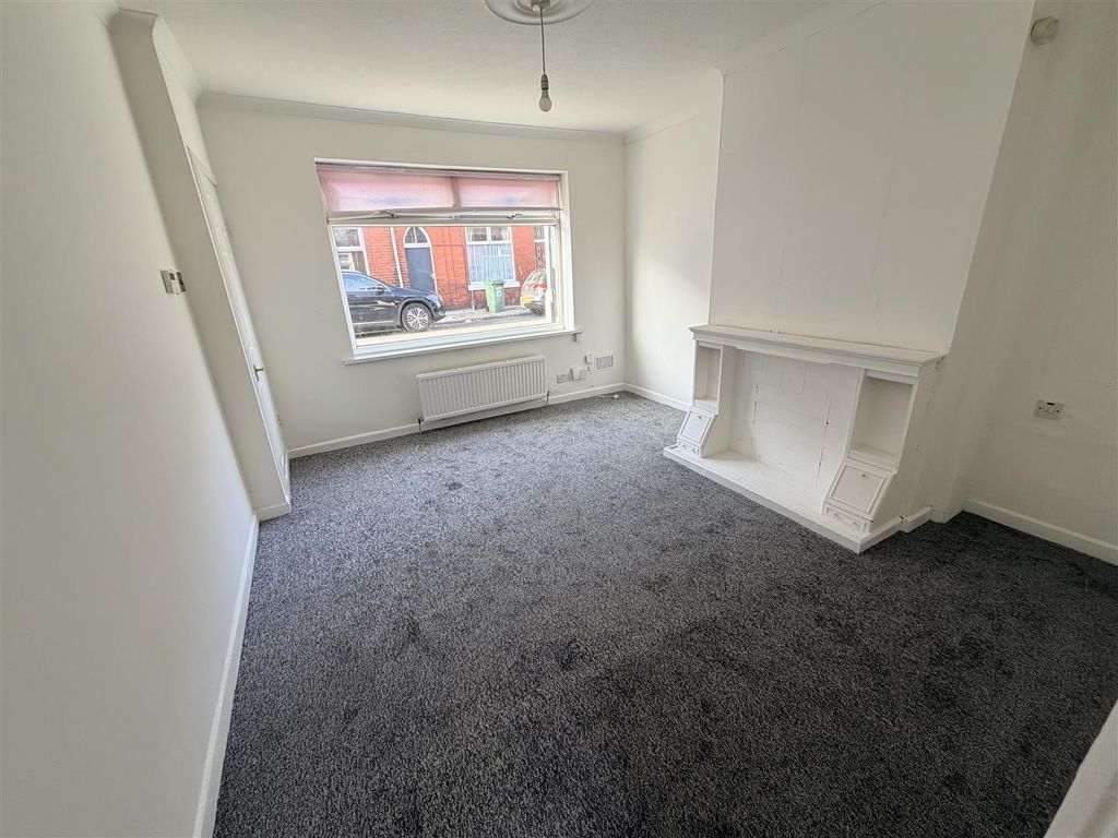 Property photo 3 of 10 Lounge