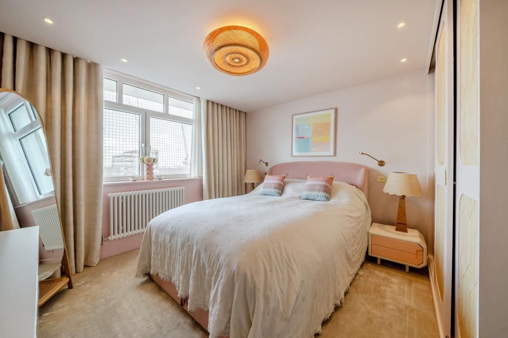 Property photo 3 of 25 Bedroom