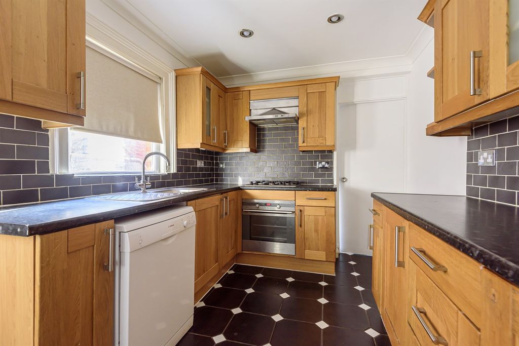 Property photo 2 of 9 Kitchen