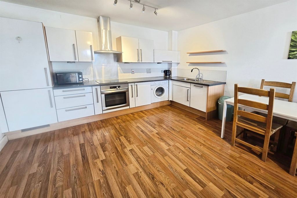 Property photo 1 of 10 (Main)