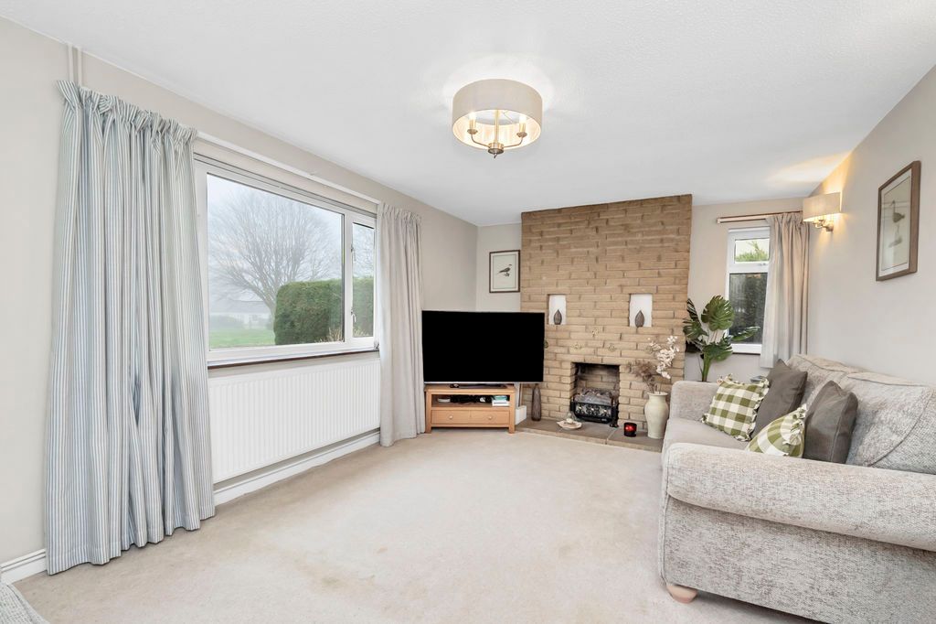 Property photo 2 of 18 Sitting Room