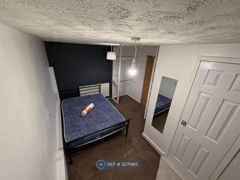 Property photo 2 of 12 Large Spacious Bedroom