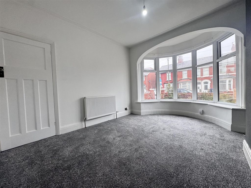 Property photo 3 of 18 Lounge