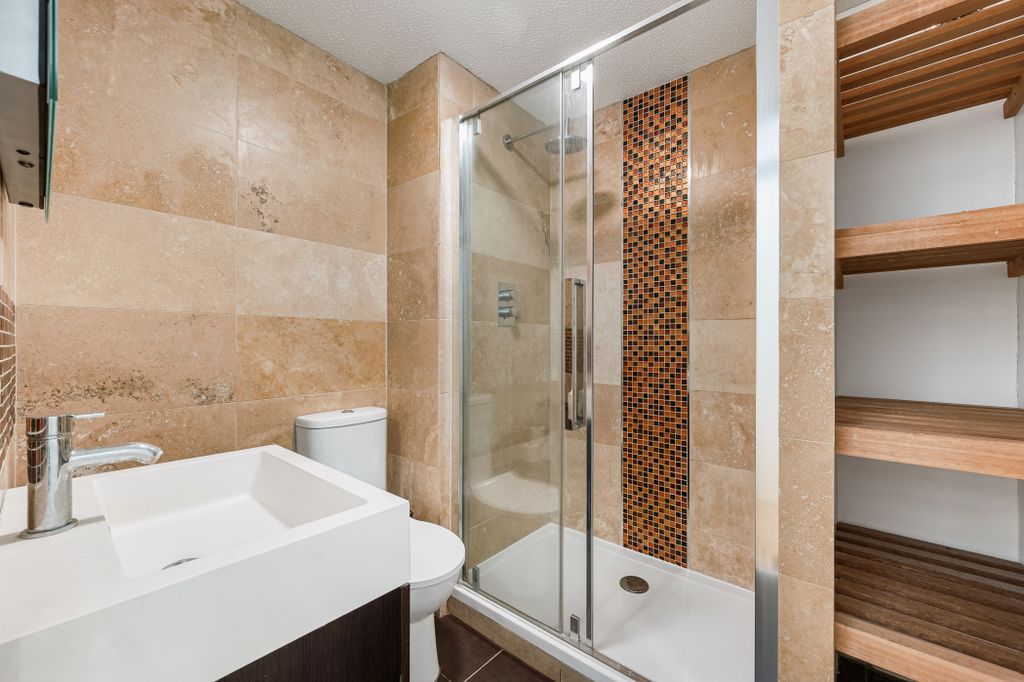 Property photo 3 of 10 Bathroom
