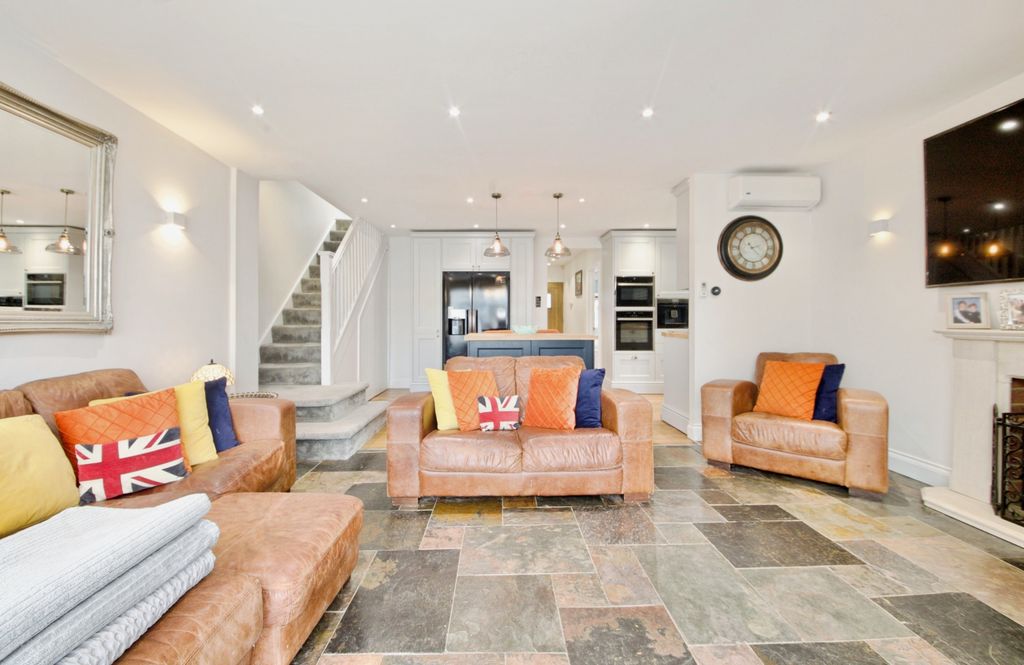 Property photo 2 of 24