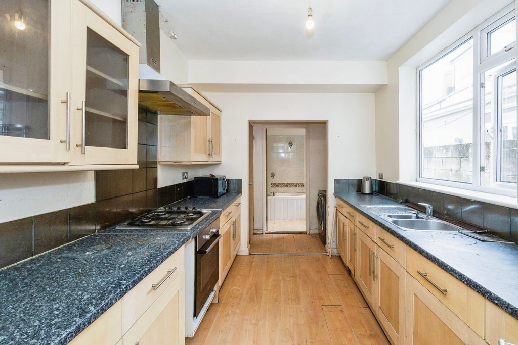 Property photo 3 of 14 Kitchen