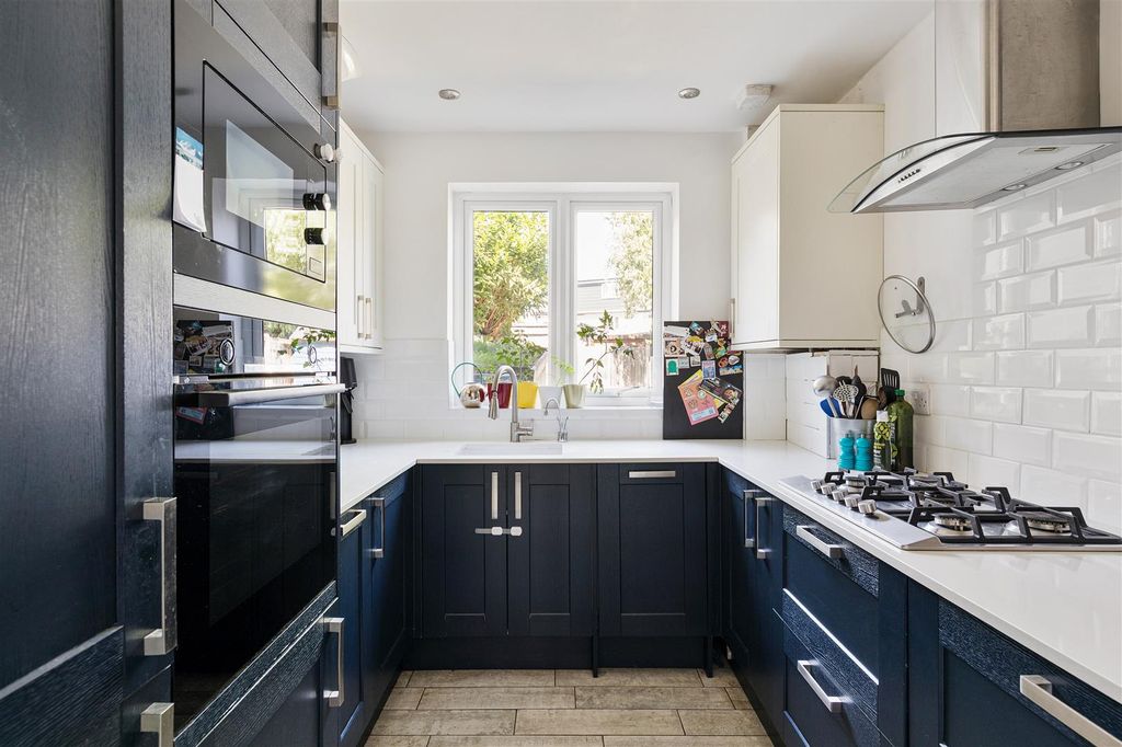 Property photo 3 of 43 Carlton Road, E17