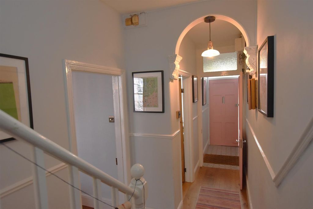 Property photo 3 of 22 Entrance Hall