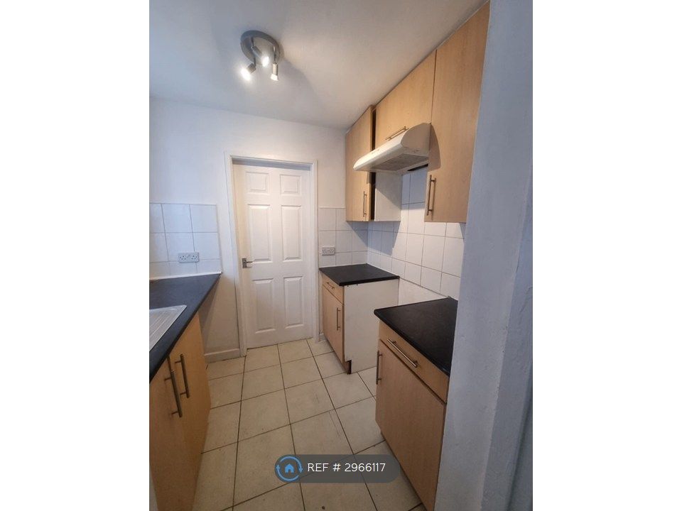 Property photo 3 of 8 Kitchen