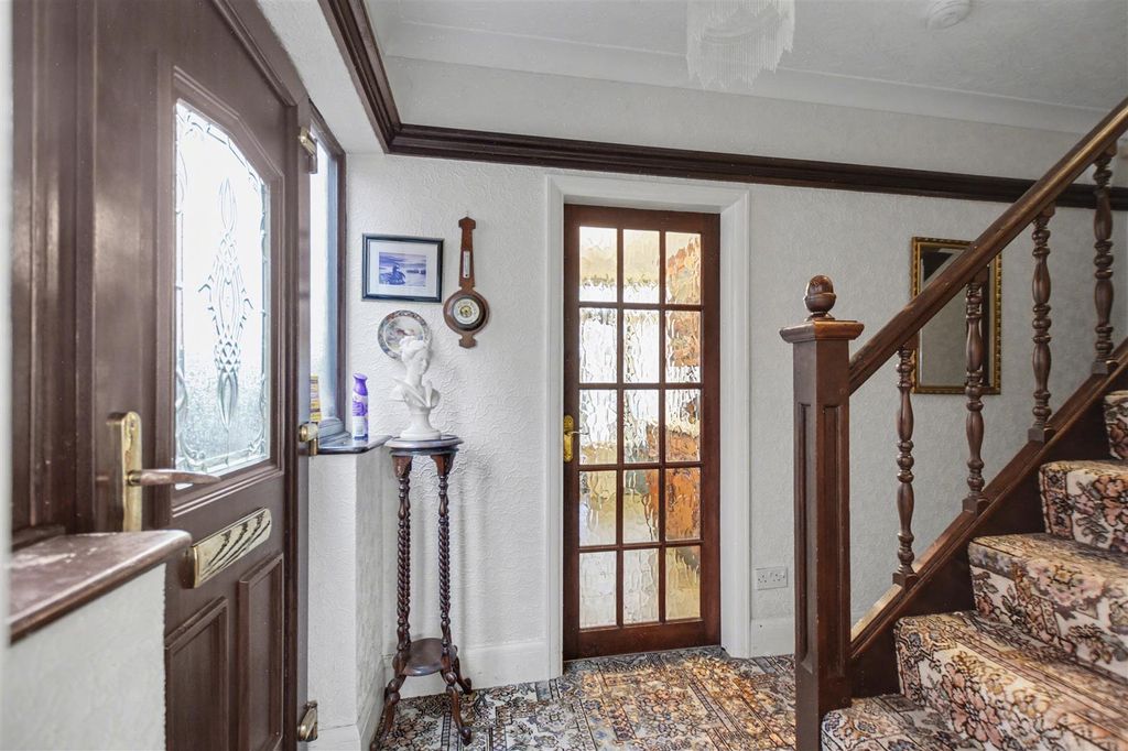 Property photo 2 of 19 Entrance Hall_2.Jpeg