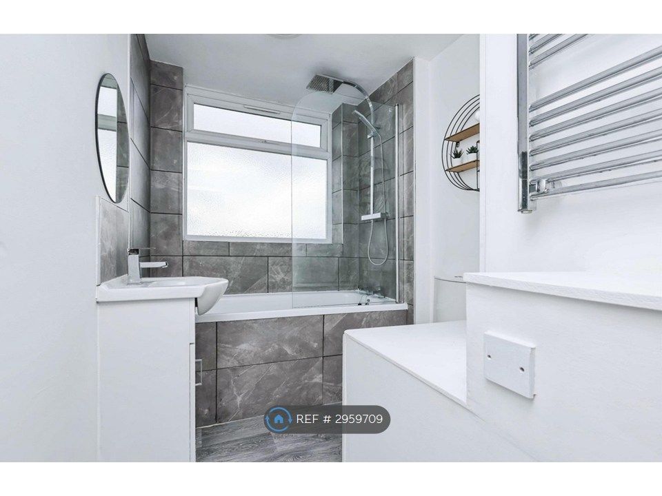Property photo 1 of 7 Bathroom
