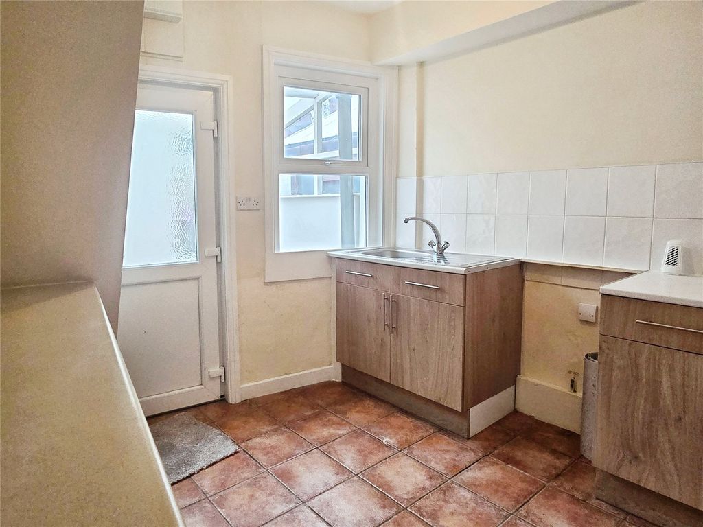 Property photo 3 of 10 Kitchen