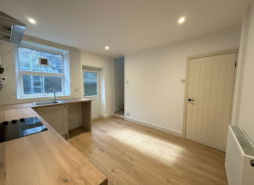 Property photo 2 of 12 Kitchen