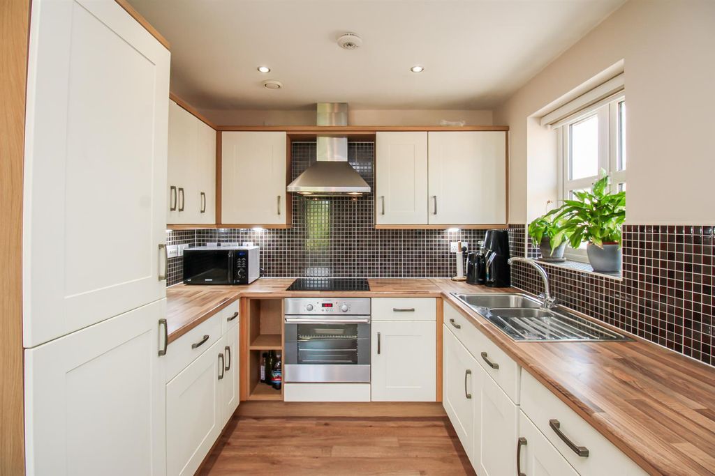 Property photo 3 of 10 Kitchen