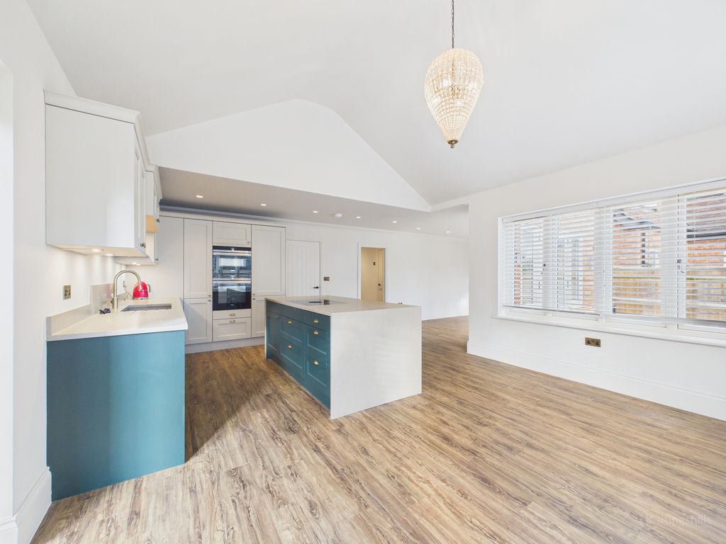 Property photo 3 of 18 Cam02136G0-Pr0525-Still015