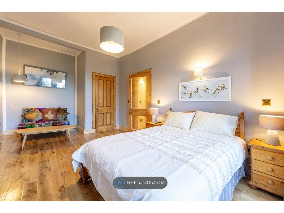 Property photo 1 of 18 Spacious Bedroom With Natural Light