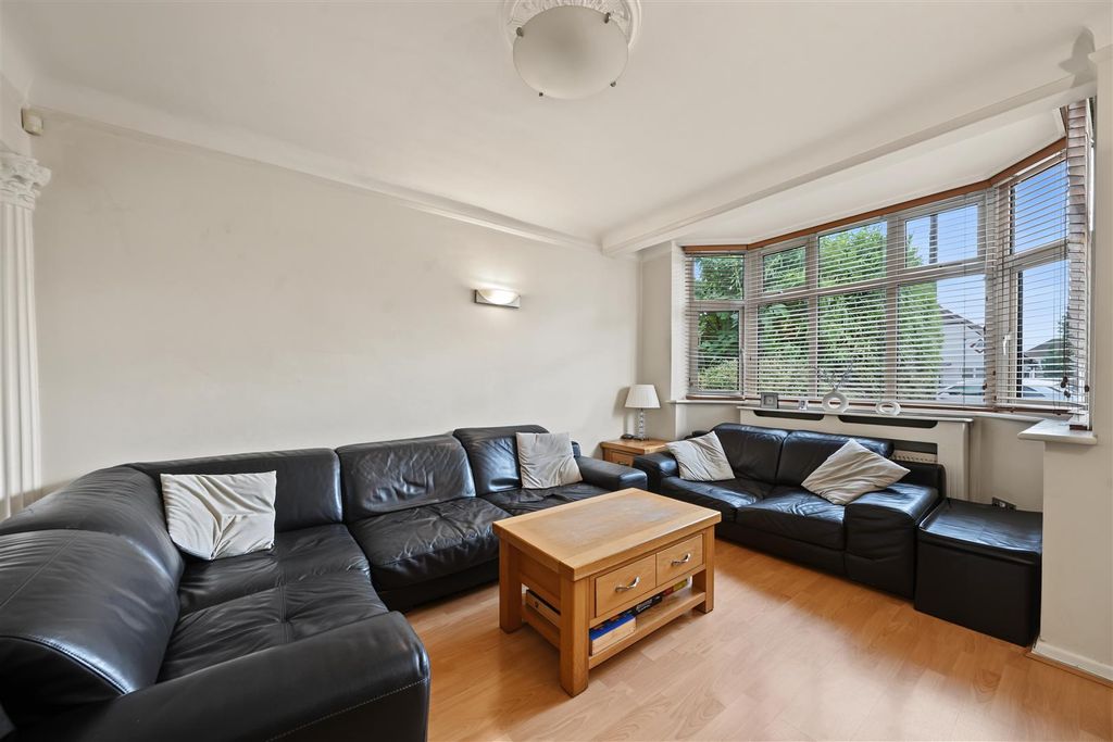 Property photo 3 of 22 357 Firs Lane, London N13 5LX-No Watermark-01-3.Jp