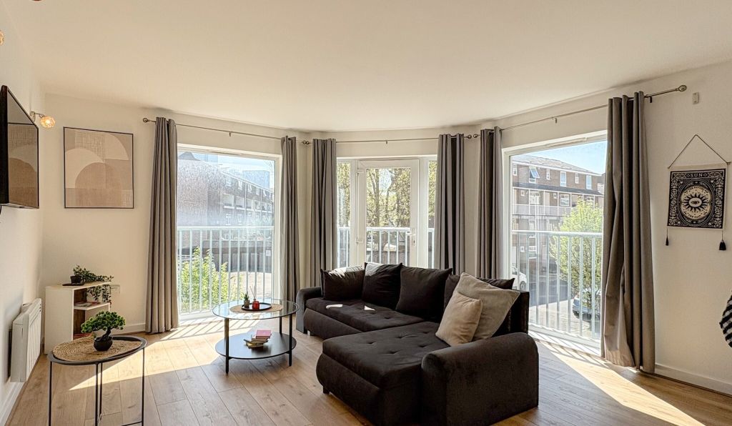 Property photo 1 of 14 Living Room